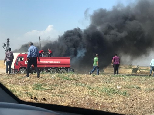 Seyir halindeki tırın yanma anı kamerada