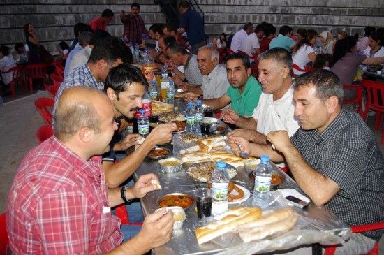 Viranşehir belediyesinden personeline iftar yemeği