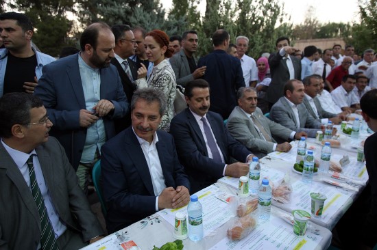 iftarlarımızı Anadolu'da Açıyoruz Urfada 3000 kişiye iftar açtırdı