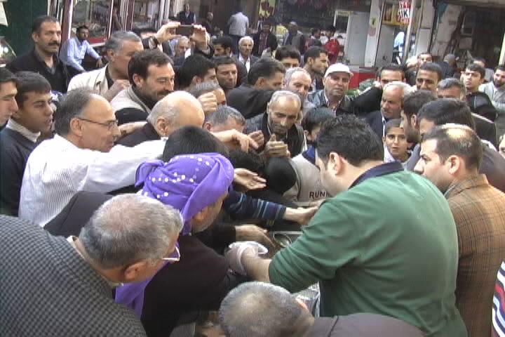 Urfa'da Dualar okundu Aşureler dağıtıldı