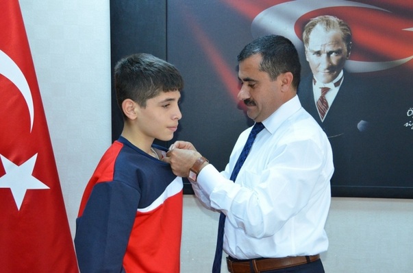 Ramazan Akyıldız'ı altınla ödüllendirİldi.