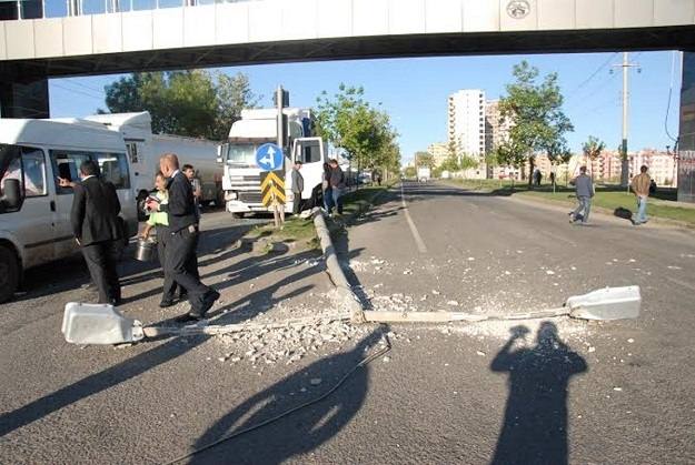 Siverek'te TIR elektrik direğine çarptı
