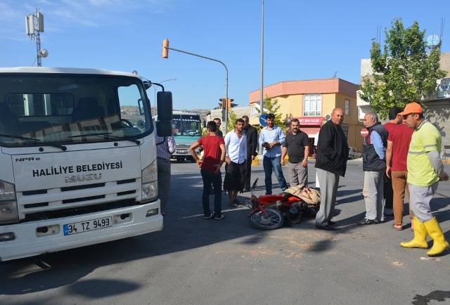 Motorsiklet çöp kamyonuna çarptı 1 kişi yaralandı